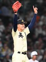 最後を締め、笑顔を見せる英明・冨岡琥希（撮影・高部洋祐）
