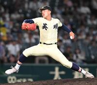 力投する英明・冨岡琥希＝甲子園（撮影・高部洋祐）