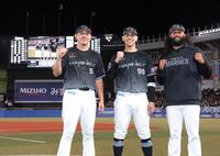 ヒーローインタビューの後、ポーズを決める（左から）安田、ソト、ジャクソン（撮影・西岡正）