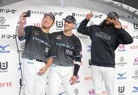 お立ち台で自撮りする（左から）安田、ソト、ジャクソン（撮影・西岡正）