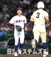 英明・松原蒼真（右）の勝ち越し打で３点を失った７回を投げ終え、ベンチに戻る関東第一・石井翔＝甲子園（撮影・高部洋祐）