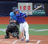 ７回、中前へ適時打を放つ石川昂（撮影・立川洋一郎）