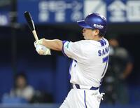 ４回、先制適時二塁打を放つ佐野（撮影・石井剣太郎）
