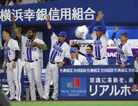 ４回、先制し喜ぶナイン（撮影・石井剣太郎）