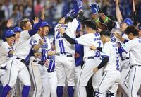 １２回、サヨナラ本塁打を放った筒香（２５）（撮影・石井剣太郎）