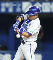 １２回、サヨナラ本塁打を放つ筒香（撮影・石井剣太郎）