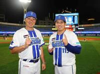 移籍後初勝利をあげ相川監督とポーズをとる馬場（右）＝撮影・石井剣太郎