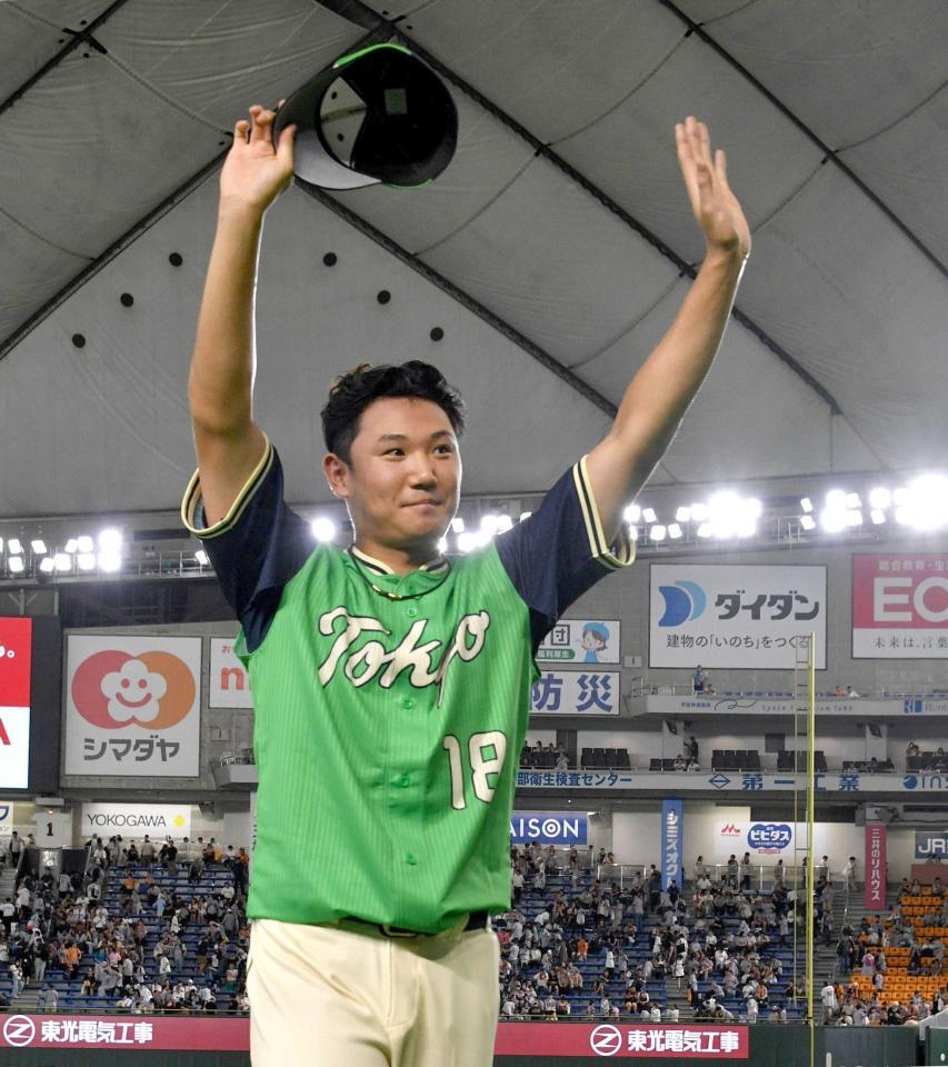 　完封勝利を挙げ、ファンの声援に応える奥川（撮影・持木克友）