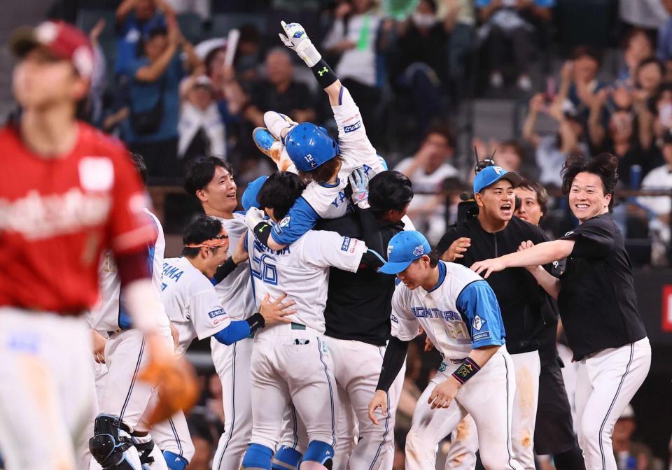 　９回、サヨナラ勝ちに歓喜する日本ハムナイン（撮影・中島達哉）