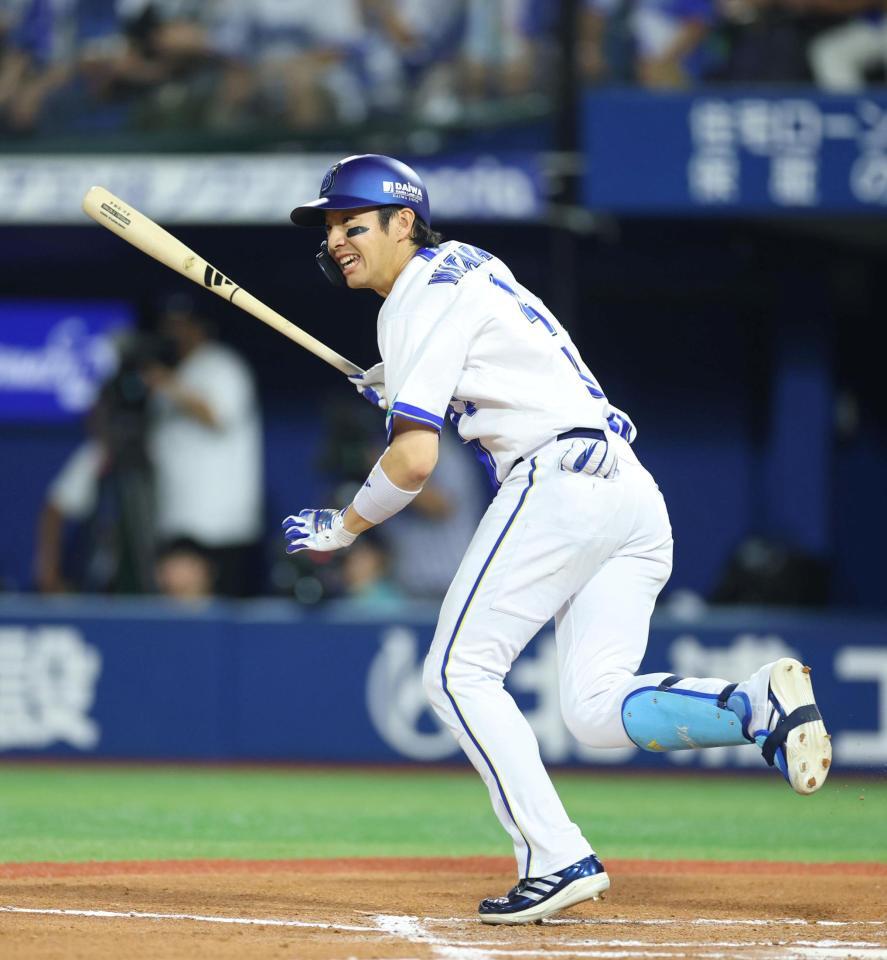 ６回、勝ち越し適時二塁打を放つ度会（撮影・石井剣太郎）
