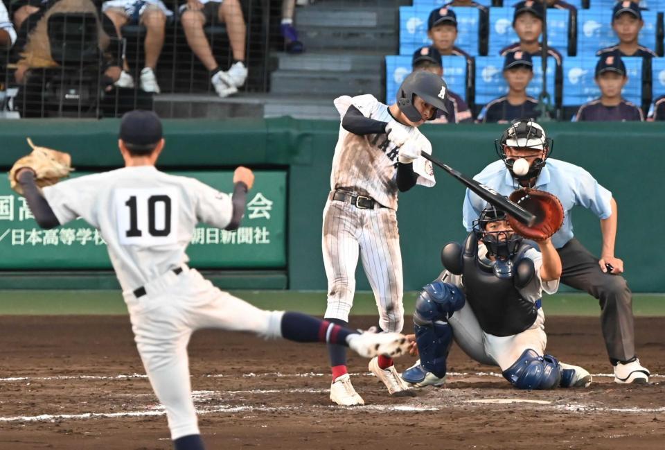　９回、逆転二塁打を放つ有明・永田