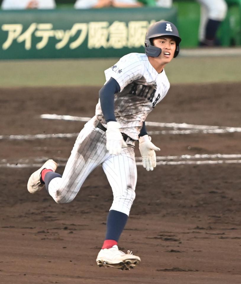 ９回、逆転打を放ち二塁へ走る有明・永田晴輝（撮影・高部洋祐）