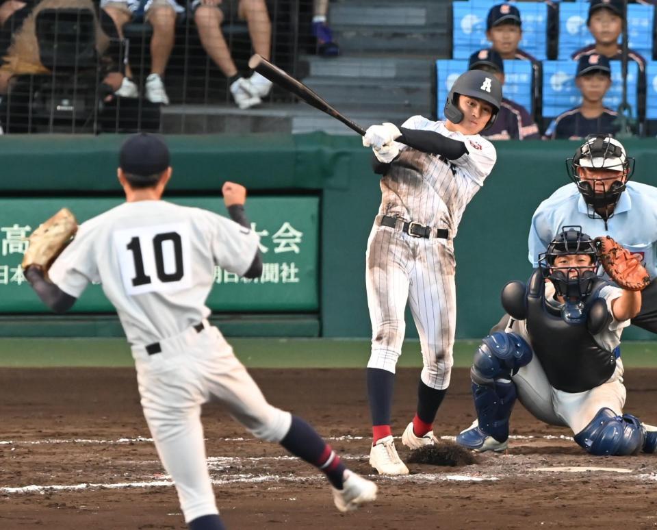 ９回、逆転打を放つ有明・永田晴輝（撮影・高部洋祐）