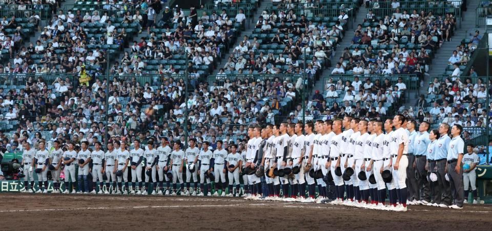 立命館宇治（奥）に勝利し、校歌を歌う有明ナイン（撮影・中田匡峻）