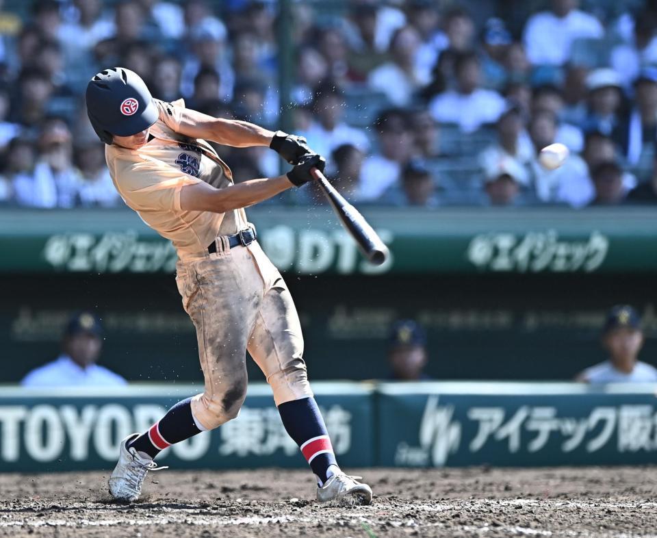 ４回、右越え２点適時三塁打を放つ高磯空汰（撮影・開出牧）