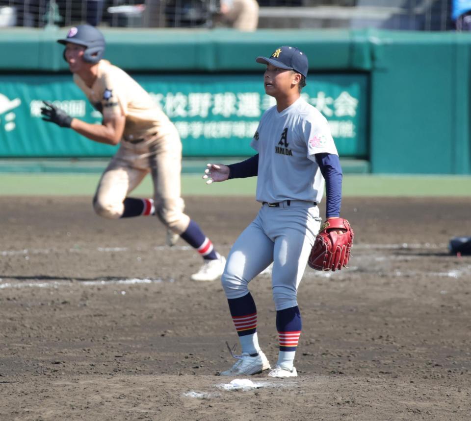 ４回、遊学館・高磯空汰に２点適時三塁打を許した青森山田・手代森爽来（撮影・坂部計介）