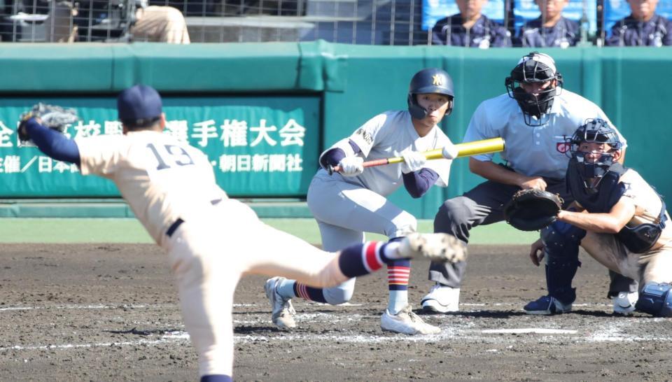 ２回、青森山田・川久保昂直のスクイズが成功し、追加点を奪う（撮影・坂部計介）