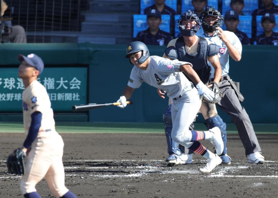 １回、青森山田・藤川哲は中前に２点適時打を放つ（撮影・坂部計介）