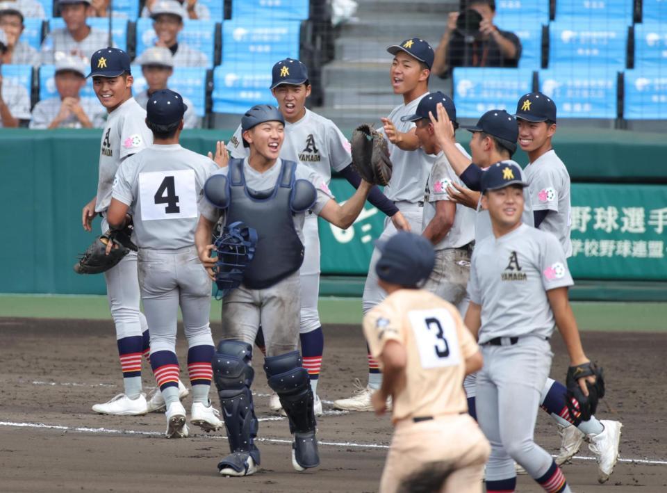 １点差で逃げ切った青森山田ナインは笑顔でタッチをかわす（撮影・坂部計介）
