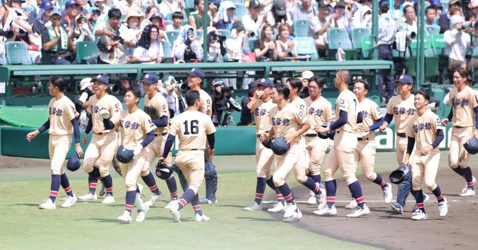 初戦突破ならず、ガックリとアルプススタンドに向かう遊学館ナイン（撮影・坂部計介）