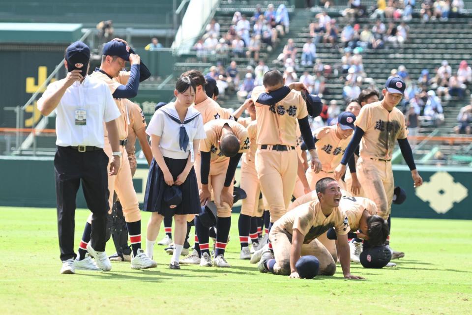 初戦で惜敗し泣き崩れる遊学館ナイン（撮影・開出牧）