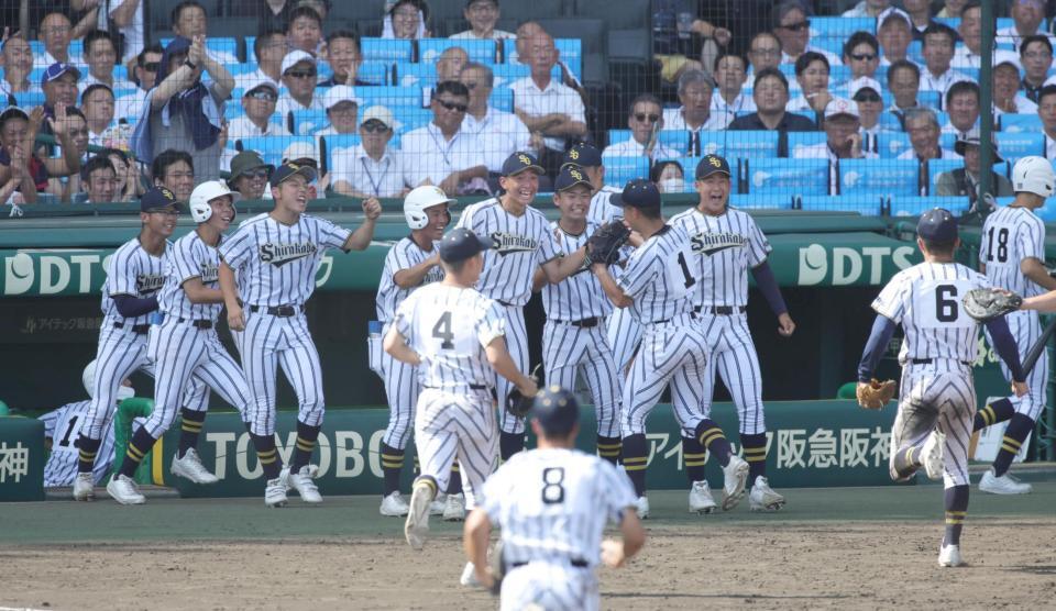 ８回表、１死一、二塁のピンチを併殺でしのぎ、盛り上がる白樺学園ベンチ（撮影・坂部計介）
