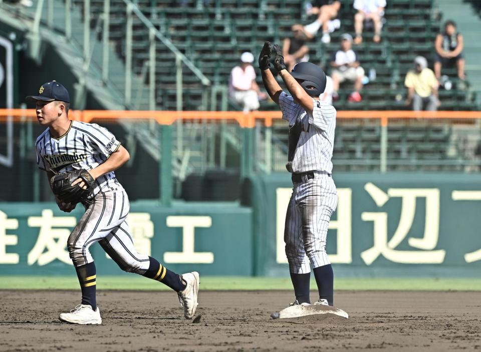 ９回、けん制死となったがビデオ検証を求める二塁走者の小内壱晟（右）＝撮影・開出牧