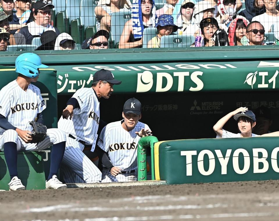 ９回、二塁走者の小内壱晟がけん制死となったが、ビデオ検証を求め伝令を送る江井康胤監督（左）＝撮影・開出牧