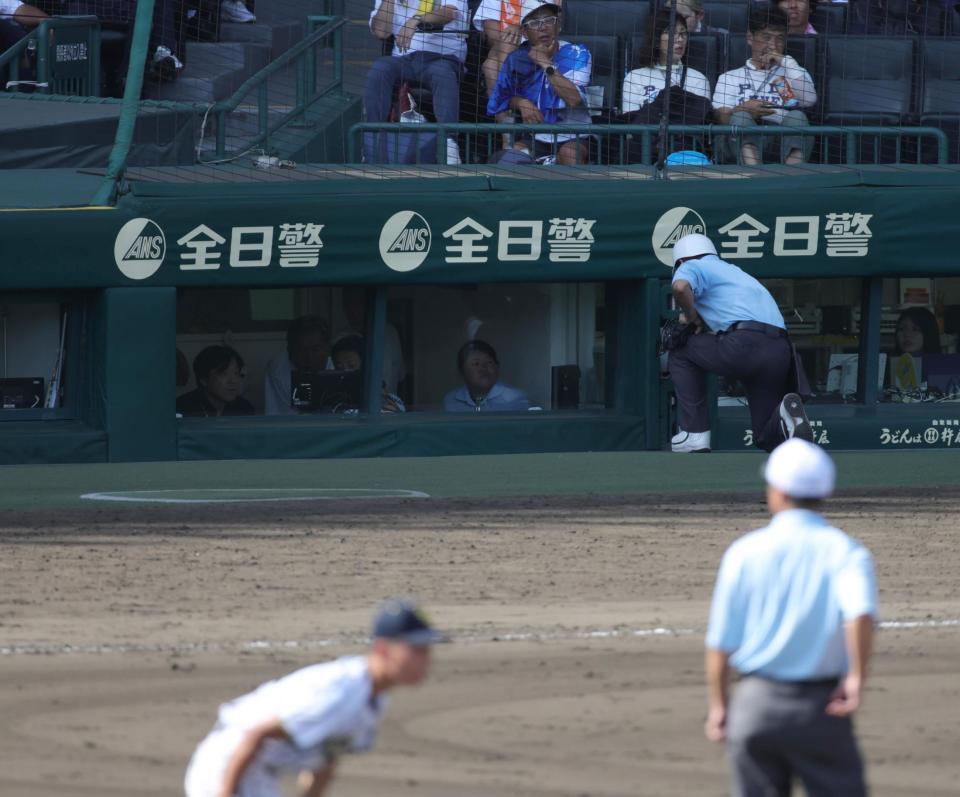 東日大昌平ベンチのアピールを受け、リプレー検証が行われた（撮影・坂部計介）