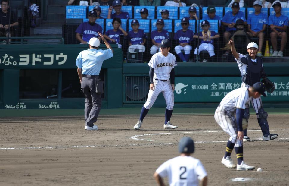 東日大昌平ベンチのアピールを受け、リプレー検証を指示する審判（撮影・坂部計介）