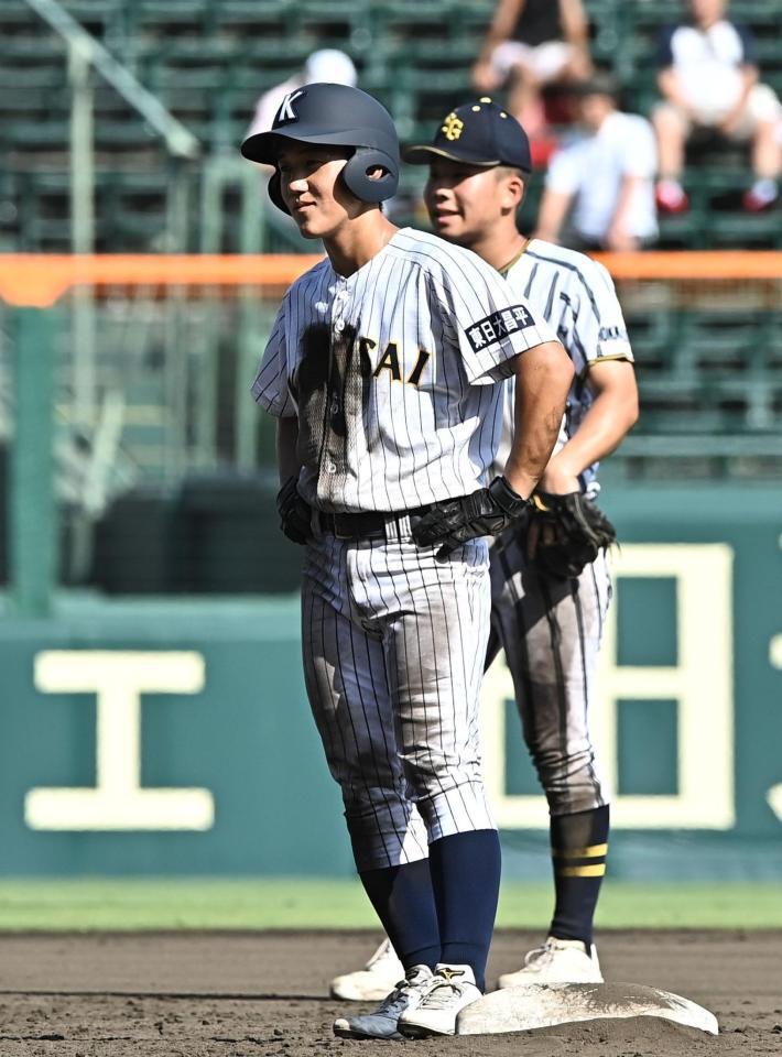 ビデオ判定でセーフとなりほっとした表情を浮かべる東日大昌平・小内壱晟（手前）＝撮影・開出牧