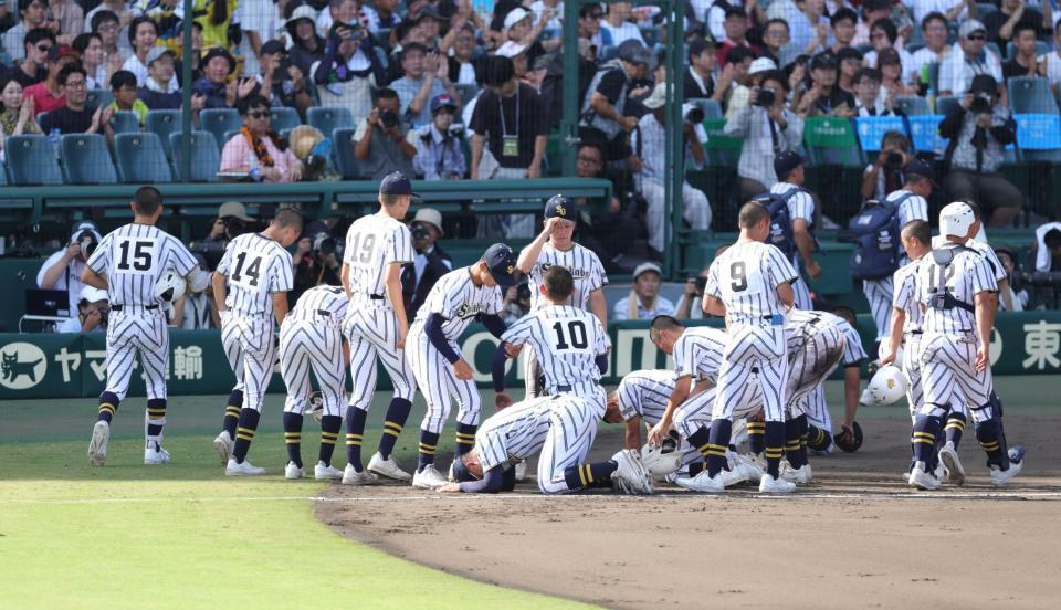 初戦突破ならず、ガックリの白樺学園ナイン（撮影・坂部計介）