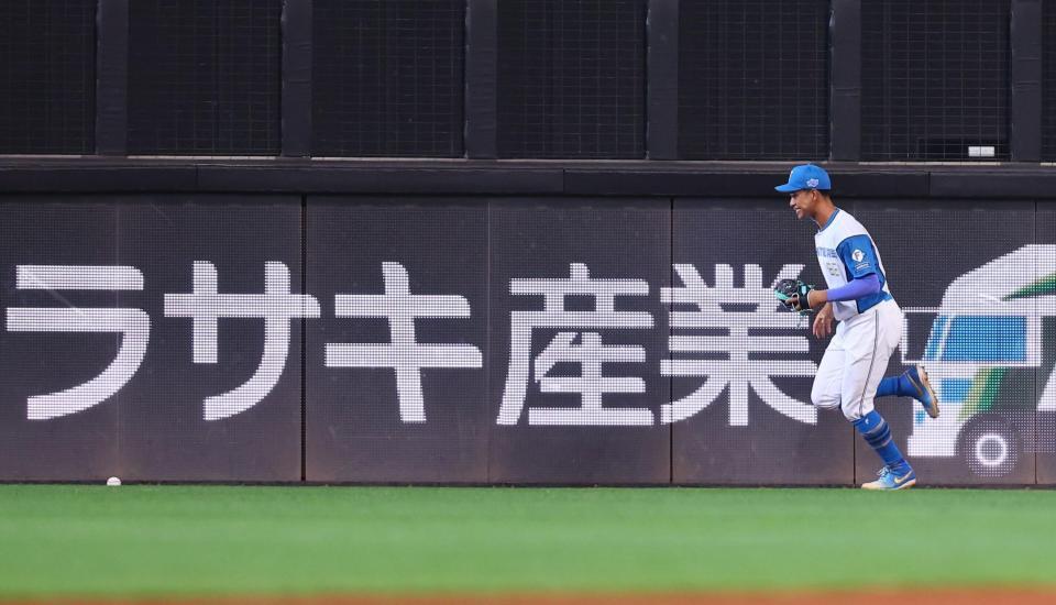 ７回、中島の打球を後逸する万波（撮影・中島達哉）