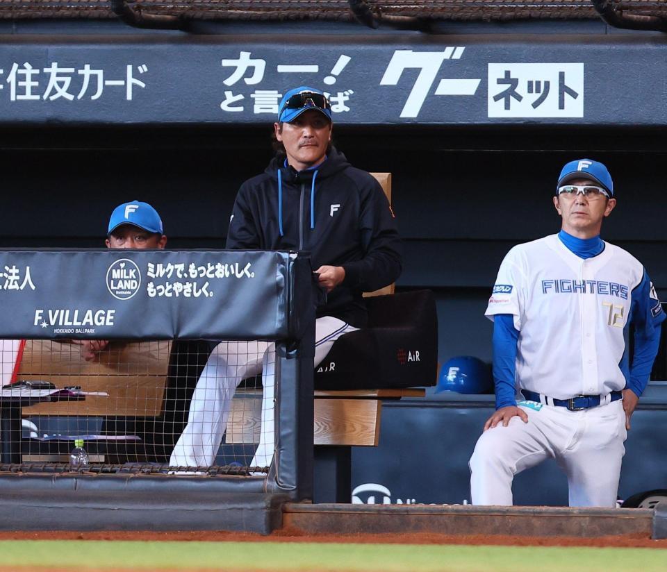 ７回、マスクを外して戦況を見つめる新庄監督（中央）＝撮影・中島達哉