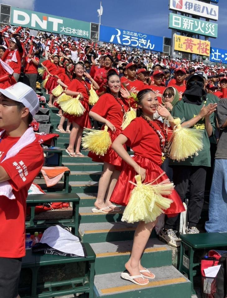 華やかな応援を繰り広げる東日本国際大昌平のフラダンス部