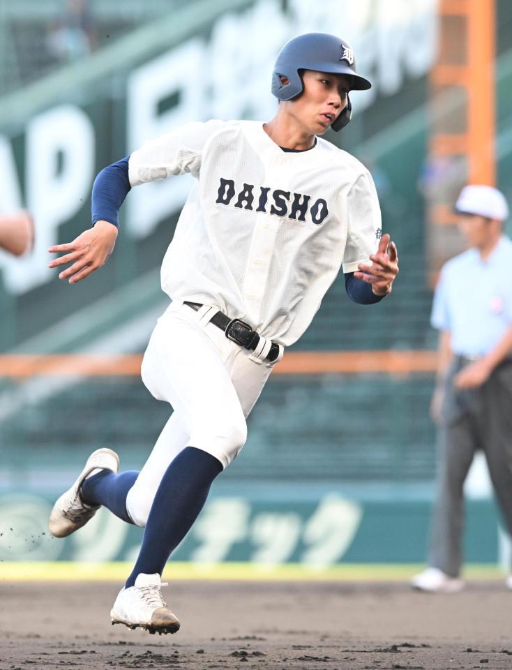 ７回、大分商・伊東大雅の安打で、二塁から本塁を狙う平田玲翔（撮影・高部洋祐）