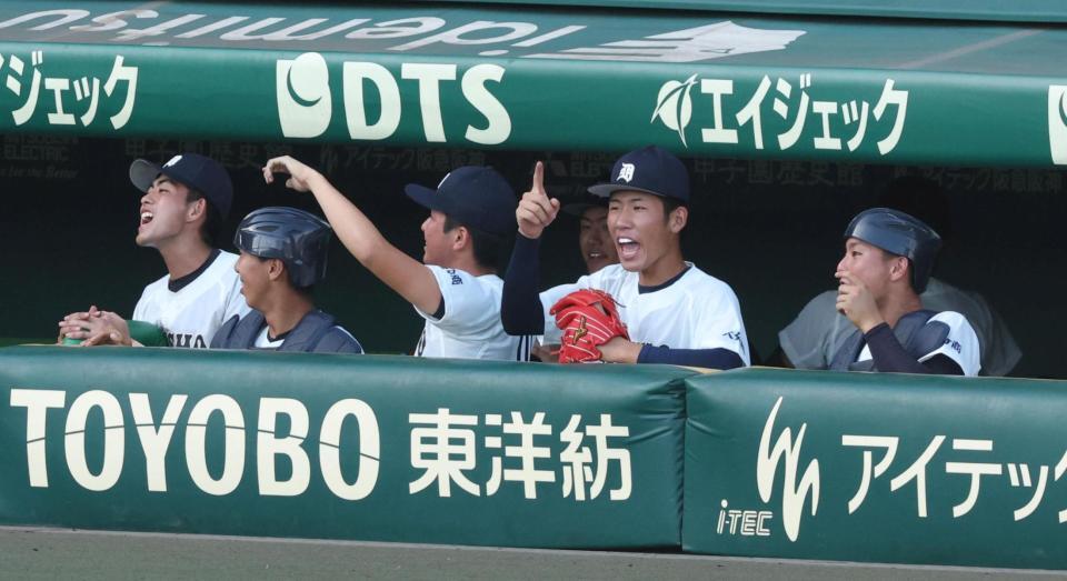 ５回、大分商・中野斗真の内野安打と失策が重なり、１点を返しベンチで声を出す平田玲翔（右から２人目）＝撮影・中田匡峻