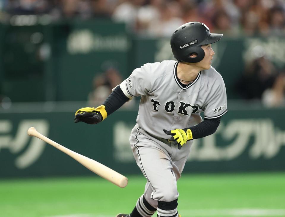 ２回巨人２死一、二塁、左前に同点適時打を放つ巨人・浦田俊輔＝東京ドーム（撮影・金田祐二）