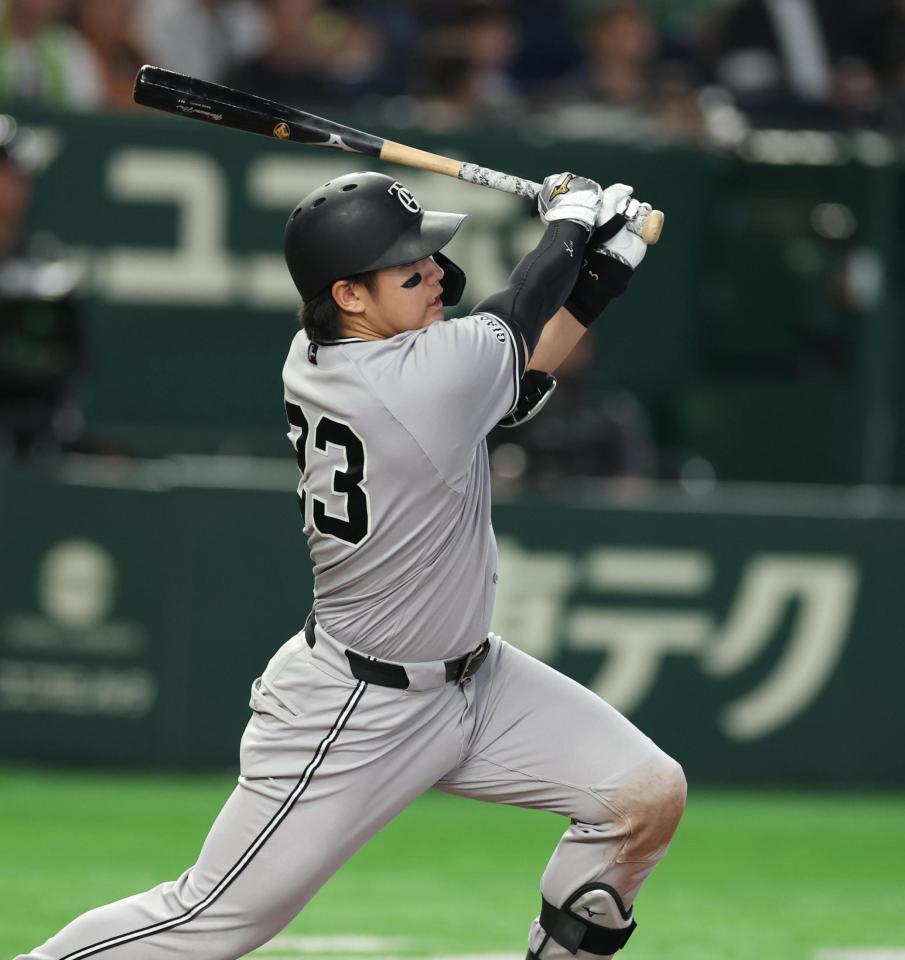 ７回、二塁打を放つ石塚（撮影・金田祐二）
