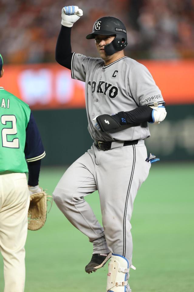７回、中前打を放ち“マリオポーズ”の岸田（撮影・金田祐二）