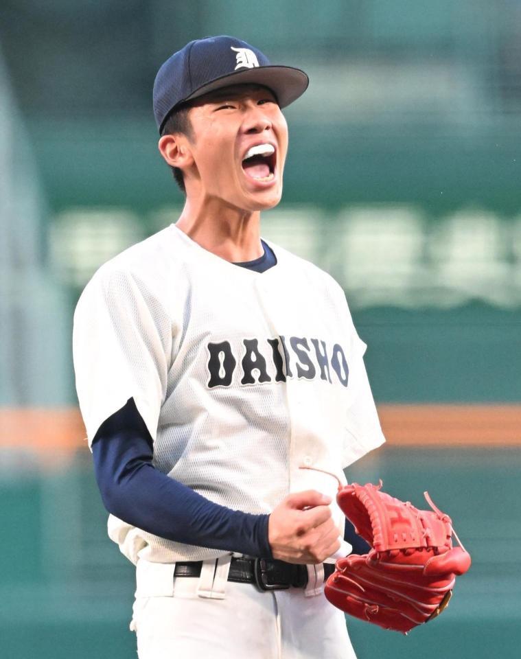最後を締め、雄たけびを上げる大分商・平田玲翔（撮影・高部洋祐）