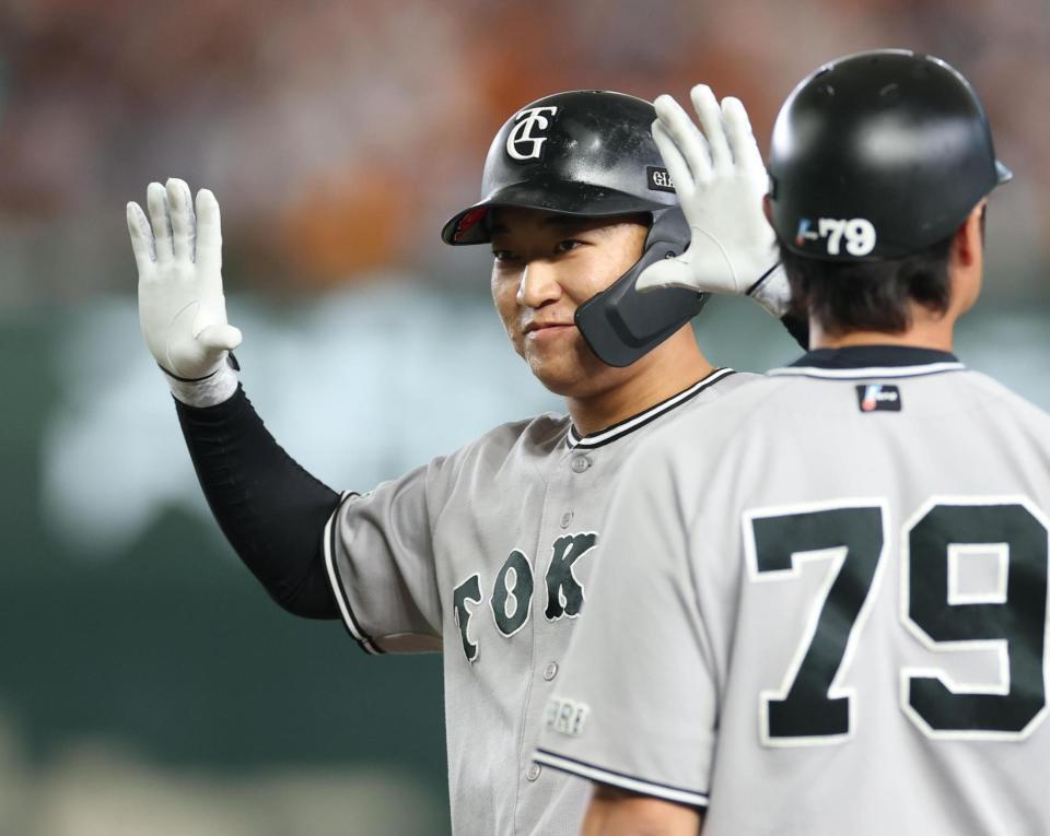 ３回、勝ち越し２点適時打を放ちポーズをきめる笹原（撮影・金田祐二）
