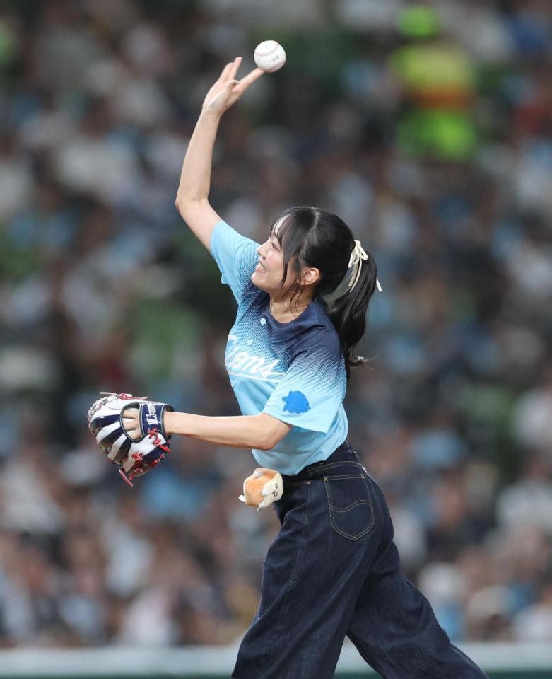 セレモニアルピッチを行った朝井彩加（撮影・棚橋慶太）