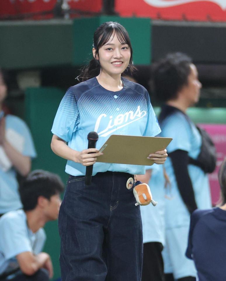 スターティングメンバーを発表する声優の朝井彩加（撮影・棚橋慶太）