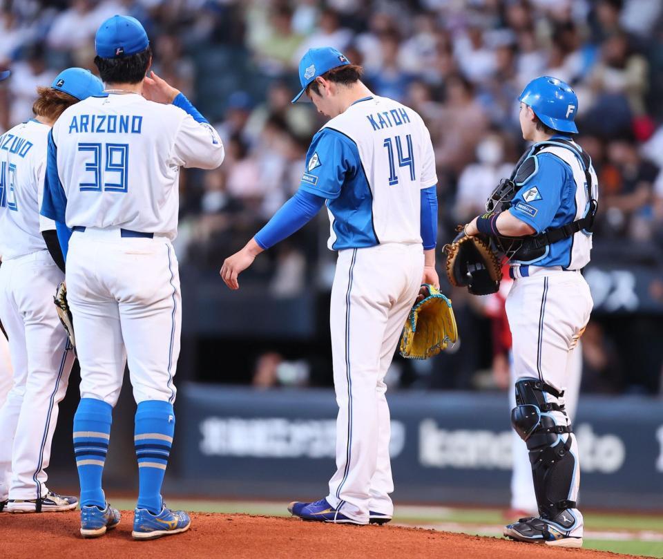 ７回途中で降板する加藤（中央）＝撮影・中島達哉
