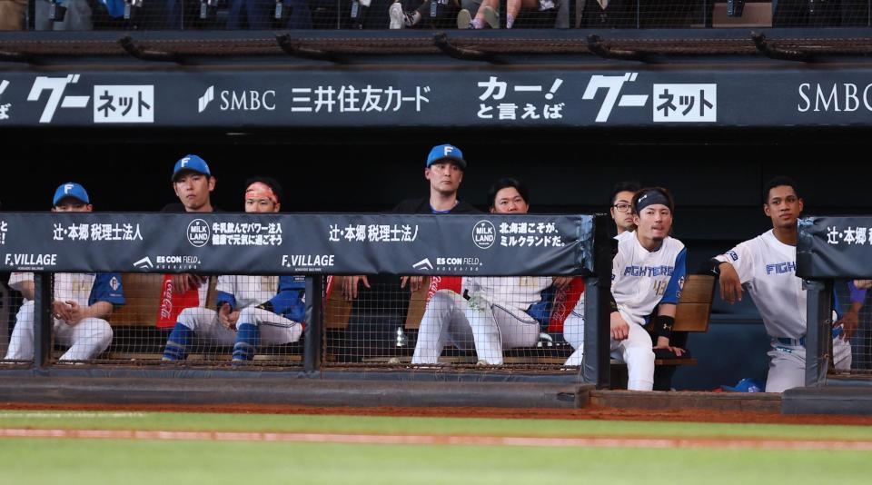 ９回、戦況を見つめる日本ハムナイン（撮影・中島達哉）