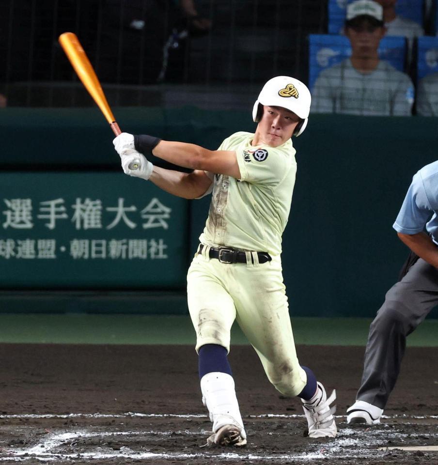 ７回、走者一掃の勝ち越し適時二塁打を放つ英明・松原蒼真（撮影・中田匡峻）