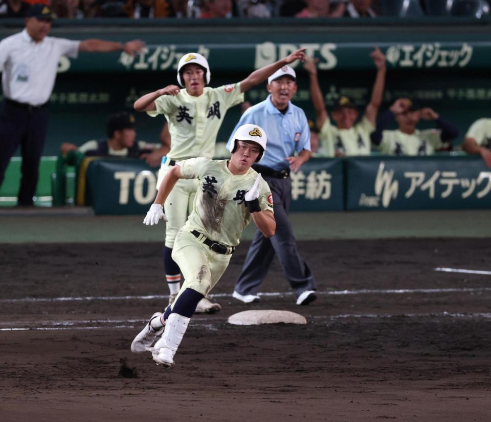 ７回、走者一掃となる勝ち越し適時二塁打を放ち、二塁に向かって走る英明・松原蒼真（撮影・中田匡峻）