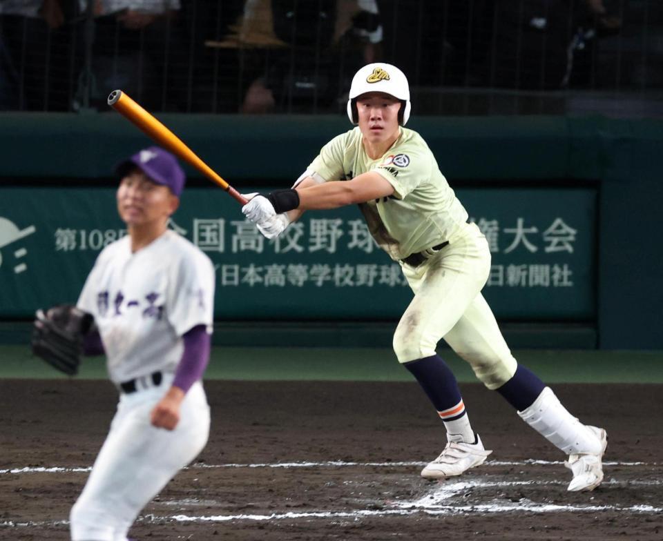 ７回、関東第一・石井翔（手前）から走者一掃の勝ち越し適時二塁打を放つ英明・松原蒼真（撮影・中田匡峻）