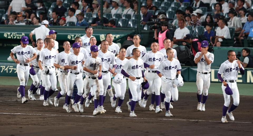 英明に敗れた関東第一ナイン（撮影・中田匡峻）
